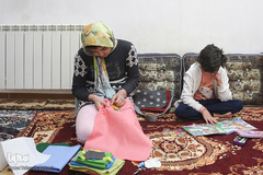 مارال و مبینا سیفی به دلیل تعطیلی مدارس در خانه می‌مانند.
آنها اوقات فراغت خود را با خیاطی، خواندن کتاب،‌ بازی و کمک به مادر می‌گذرانند.