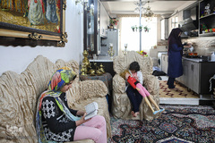 اعضای خانواده هر یک به کار خود مشغول؛ آرامش خودساخته در خانه...