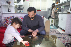 بازی با کودکان علاوه بر سرگرم کردن آنها باعث آموزش و رشد خلاقیت آنها می شود.