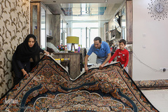 آقای اعلایی و همسرش کارمند هستند
در این روزها که مجبور به خانه ماندن هستند
اقدام به خانه تکانی شب عید کرده و در کارهای خانه به هم کمک می کنند.