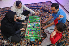 آقای اعلایی در این روزها که در خانه است وقت بیشتری برای فرزندانش میگذارد.