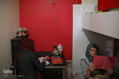 مینا و دنیا تقی پور محصل هستند. مینا دانشجوی رشته حسابداری و دنیا دانش آموز است. آنها در حال مطالعه دروس خود هستند.