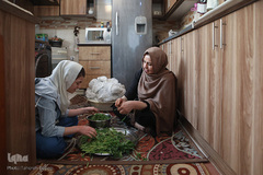 دنیا تقی پور زمانی که در خانه است به مادرش در کارهای خانه کمک می کند.