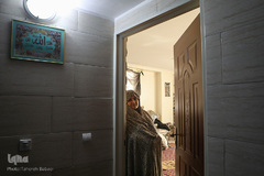 خانم دلبری منتظر نوه اش است.
او می گوید نوه اش بخاطر ویروس کرونا خیلی کمتر به خانه آنها می آید.