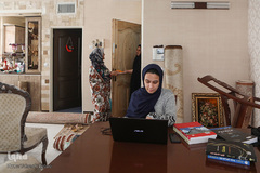 یاسمن بهبودی کارمند شرکت است در این روزها آنها دورکارند و از منزل به امور شرکت رسیدگی می‌کنند.