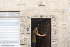 محمدحسین بهبودی دانش آموز است او در حال ضدعفونی کردن در منزل و کلیدهای آسانسور است.