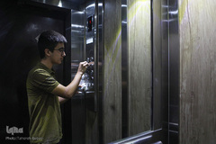 محمدحسین بهبودی دانش آموز است او در حال ضدعفونی کردن در منزل و کلیدهای آسانسور است.