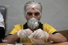 بازدید خبرنگاران از خط تولید لوازم بهداشتی هلال احمر ایران