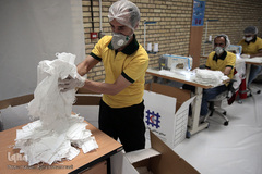 بازدید خبرنگاران از خط تولید لوازم بهداشتی هلال احمر ایران