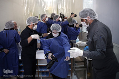 بازدید خبرنگاران از خط تولید لوازم بهداشتی هلال احمر ایران