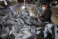 بازدید خبرنگاران از خط تولید لوازم بهداشتی هلال احمر ایران