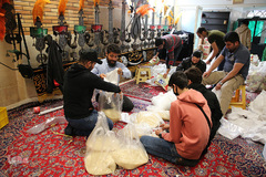 تقسیم مهربانی با نیازمندان در آستانه سال نو