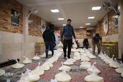 تقسیم مهربانی با نیازمندان در آستانه سال نو