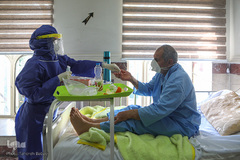 تحویل سال نو در بخشهای ویژه کرونای بیمارستان هاجر