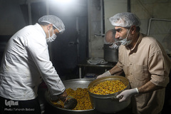 طبخ غذای متبرک رضوی برای بیمارستان فیروزگر