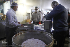 طبخ غذای متبرک رضوی برای بیمارستان فیروزگر