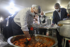 طبخ غذای متبرک رضوی برای بیمارستان فیروزگر