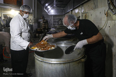 طبخ غذای متبرک رضوی برای بیمارستان فیروزگر