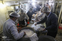 طبخ غذای متبرک رضوی برای بیمارستان فیروزگر