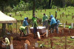 دفن قربانیان COVID-19