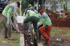 دفن قربانیان COVID-19