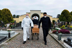 دفن قربانیان COVID-19