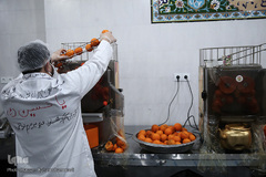 جهاد آبمیوه گیری موکب «المهدی» هیأت رزمندگان اسلام شمیرانات برای یاری کادر درمانی و شفای عاجل بیماران کرونایی