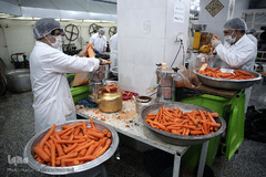 جهاد آبمیوه گیری موکب «المهدی» هیأت رزمندگان اسلام شمیرانات برای یاری کادر درمانی و شفای عاجل بیماران کرونایی