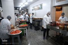 جهاد آبمیوه گیری موکب «المهدی» هیأت رزمندگان اسلام شمیرانات برای یاری کادر درمانی و شفای عاجل بیماران کرونایی