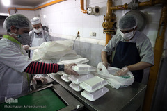 توزیع غذای حضرتی آستان مقدس حضرت عبدالظیم حسنی(ع) میان بیماران کرونایی بستری در بیمارستان فیروزآبادی شهر ری