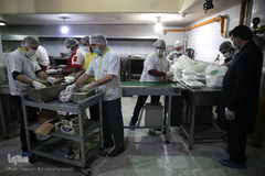 توزیع غذای حضرتی آستان مقدس حضرت عبدالظیم حسنی(ع) میان بیماران کرونایی بستری در بیمارستان فیروزآبادی شهر ری