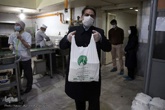 توزیع غذای حضرتی آستان مقدس حضرت عبدالظیم حسنی(ع) میان بیماران کرونایی بستری در بیمارستان فیروزآبادی شهر ری