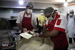 توزیع غذای حضرتی آستان مقدس حضرت عبدالظیم حسنی(ع) میان بیماران کرونایی بستری در بیمارستان فیروزآبادی شهر ری