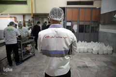 توزیع غذای حضرتی آستان مقدس حضرت عبدالظیم حسنی(ع) میان بیماران کرونایی بستری در بیمارستان فیروزآبادی شهر ری