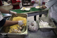 توزیع غذای حضرتی آستان مقدس حضرت عبدالظیم حسنی(ع) میان بیماران کرونایی بستری در بیمارستان فیروزآبادی شهر ری