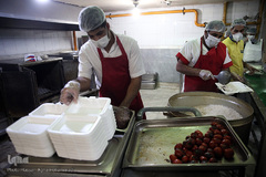 توزیع غذای حضرتی آستان مقدس حضرت عبدالظیم حسنی(ع) میان بیماران کرونایی بستری در بیمارستان فیروزآبادی شهر ری