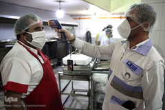 توزیع غذای حضرتی آستان مقدس حضرت عبدالظیم حسنی(ع) میان بیماران کرونایی بستری در بیمارستان فیروزآبادی شهر ری