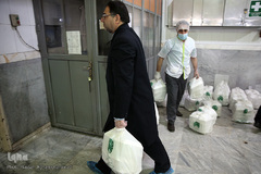 توزیع غذای حضرتی آستان مقدس حضرت عبدالظیم حسنی(ع) میان بیماران کرونایی بستری در بیمارستان فیروزآبادی شهر ری