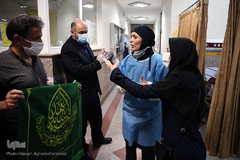 توزیع غذای حضرتی آستان مقدس حضرت عبدالظیم حسنی(ع) میان بیماران کرونایی بستری در بیمارستان فیروزآبادی شهر ری