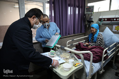 توزیع غذای حضرتی آستان مقدس حضرت عبدالظیم حسنی(ع) میان بیماران کرونایی بستری در بیمارستان فیروزآبادی شهر ری