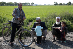 توزیع بسته های غذایی هم نمک میان اتباع خارجی نیازمند در روستای «سلمان آباد» کهریزک