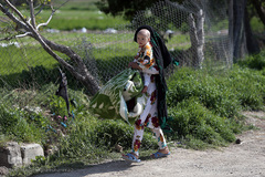 توزیع بسته های غذایی هم نمک میان اتباع خارجی نیازمند در روستای «سلمان آباد» کهریزک