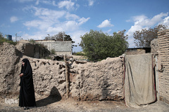 توزیع بسته های غذایی هم نمک میان اتباع خارجی نیازمند در روستای «سلمان آباد» کهریزک