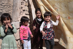 توزیع بسته های غذایی هم نمک میان اتباع خارجی نیازمند در روستای «سلمان آباد» کهریزک