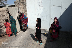 توزیع بسته های غذایی هم نمک میان اتباع خارجی نیازمند در روستای «سلمان آباد» کهریزک