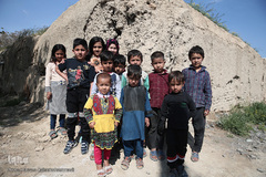 توزیع بسته های غذایی هم نمک میان اتباع خارجی نیازمند در روستای «سلمان آباد» کهریزک