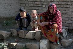 توزیع بسته های غذایی هم نمک میان اتباع خارجی نیازمند در روستای «سلمان آباد» کهریزک