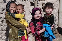 توزیع بسته های غذایی هم نمک میان اتباع خارجی نیازمند در روستای «سلمان آباد» کهریزک