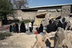 توزیع بسته های غذایی هم نمک میان اتباع خارجی نیازمند در روستای «سلمان آباد» کهریزک