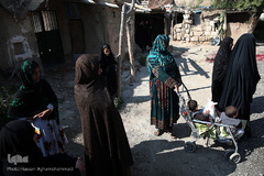 توزیع بسته های غذایی هم نمک میان اتباع خارجی نیازمند در روستای «سلمان آباد» کهریزک